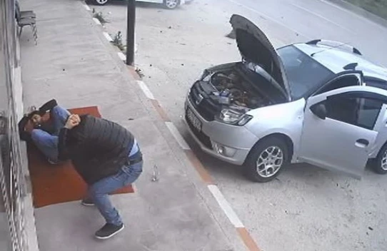 Dəhşətli qəza: Motosiklet maşına "girdi"