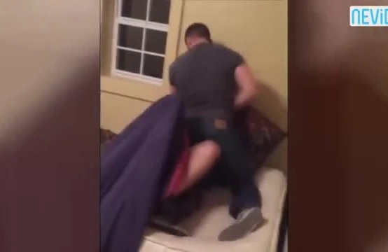 Arvadını qonşunun kişisi ilə yataqda tutdu