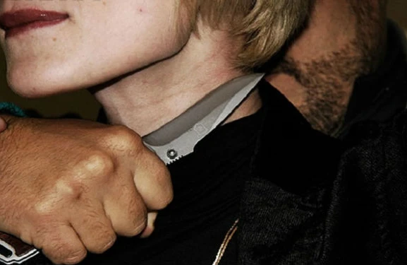 Gəncədə ər arvadının boğazını kəsdi