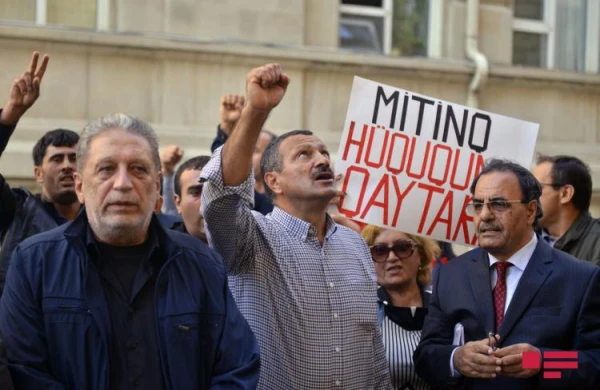 Polis ürəyi gedən vətəndaşa su verdi -Bakıda keçirilən aksiyadan görüntü