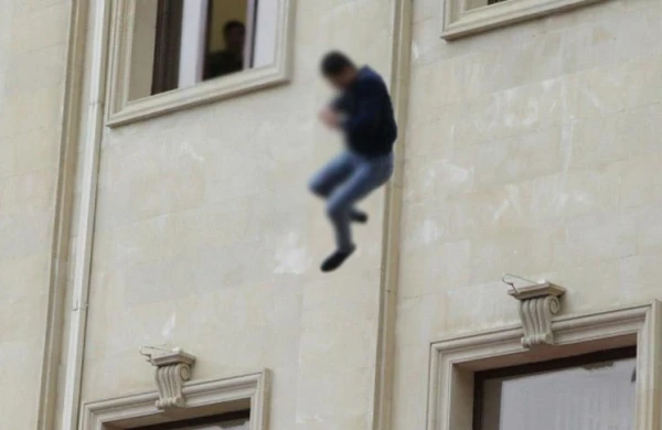 Bakıda 20 yaşlı gənci 5-ci mərtəbədən atıblar