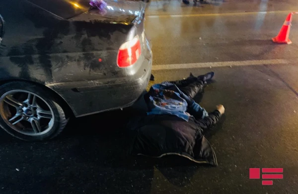 Bakıda dəhşətli qəza: "BMW" piyadanın üstündən keçdi,başı asfalta yapışdı