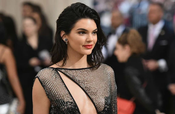 ŞOK! Azərbaycanlı müğənni Kardaşyanın bacısını KLİPİNƏ ÇƏKDİ