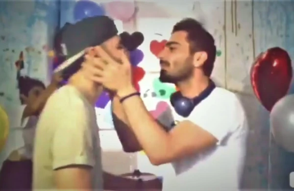 Bakıda iki oğlanın nişanı oldu - üzük taxıb öpüşdülər