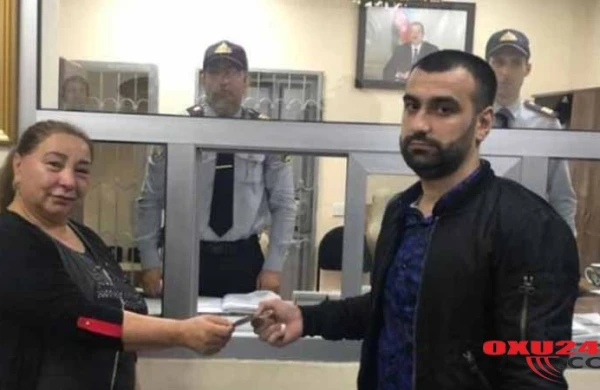 Bakı metrosunda oğlan tapdığı pulları qadına geri qaytardı(FOTO)