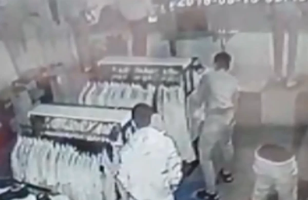 Bakıda iki gəncin qaranlıqda etdiyi hərəkət kameraya düşdü