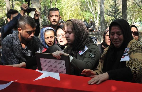 Şəhidin dəfnində nişanlısından ürəkdağlayan sözlər: "Polis olub qisasını alacam"