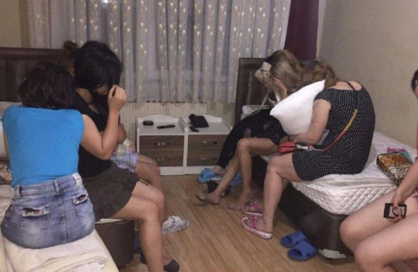 Polis fahişələri  iş başında tutdu: "Çəkməyin,kürəkənim görsə,qızımı boşayacaq", dedi