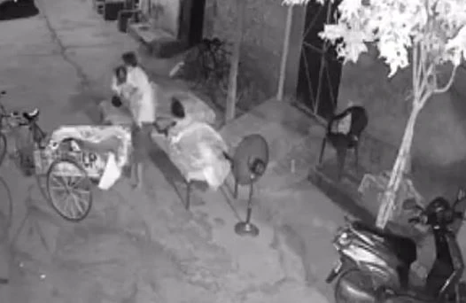 Dəhşətli görüntü: Azyaşlı uşağı ananın yanından oğurladı