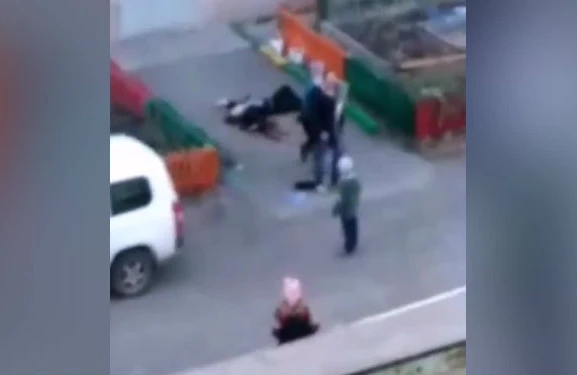 Kişi iki azyaşlı övladının gözü qarşısında — Arvadınının boğazını kəsdi