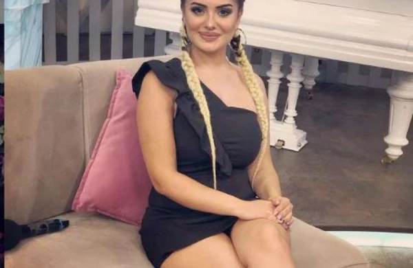 Minanın içki içərkən görüntüsü yayıldı: sərxoş olub, sinəsini açdı