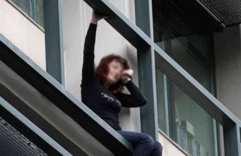 Bakıda  dəhşətli  anlar:Qız binaya çıxıb özünü atır