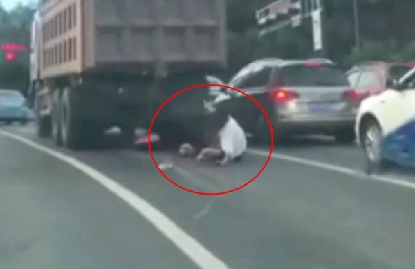 Dəhşətli qəza: Qadın "Kamaz"ın altında qaldı