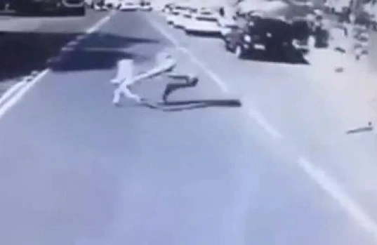 Ata övladını xilas etmək üçün özünü avtobusun altına atdı