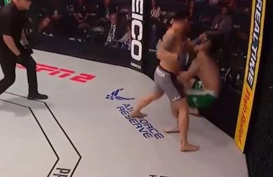 Rinqdə dəhşətli an: Bir yumruqla nokauta saldı