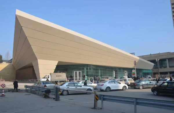 Üç metro stansiyasının fəaliyyəti müvəqqəti dayandırıldı - Mitinqə görə