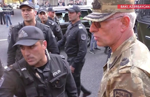 Dünənki mitinqdən maraqlı kadr: Mehman Hüseynovu tutan polislərə komandir niyə əsəbiləşdi?