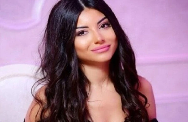 Aysel büsqalterin üstündən pencək geyindi, itlə kamera qarşısına keçdi - FOTO