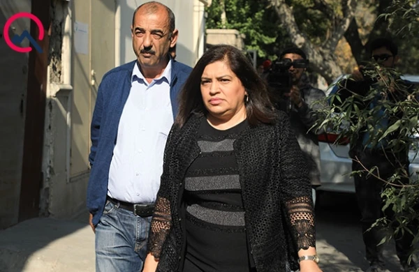 Elinanın ölümünə görə təqsirləndirilən direktorun məhkəməsindən şok görüntü