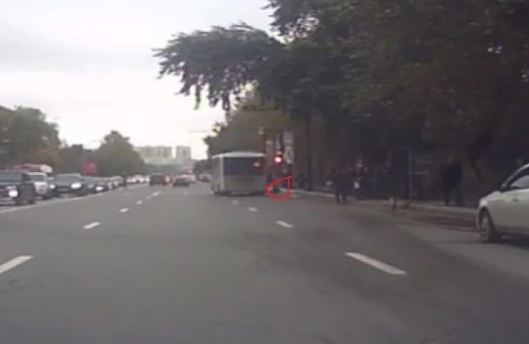 Bakıda ŞOK hadisə: qırmızıdan keçən avtobusdan sərnişin yola yıxıldı