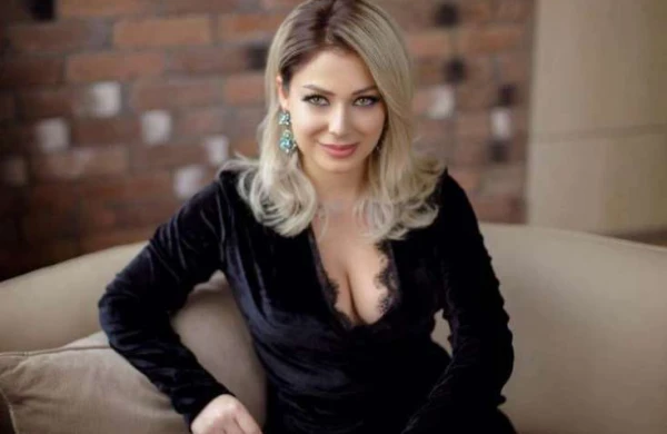 Azərbaycanlı aparıcı elə oturdu ki, biabır oldu