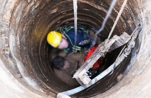 “Ağ şəhər”də iki fəhlə kanalizasiya quyusuna düşərək ölüb