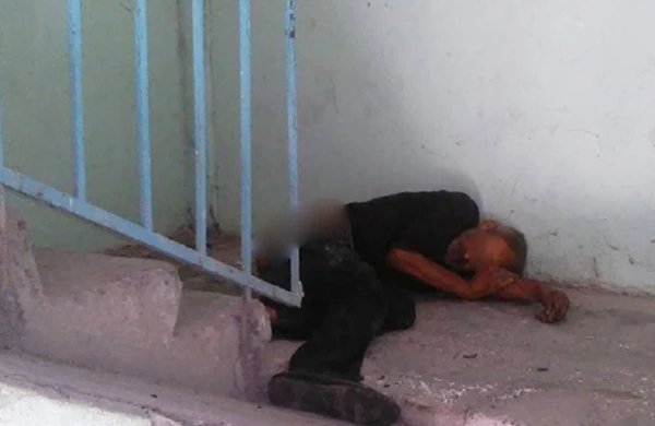 Binanın girişində kişi meyiti tapılıb