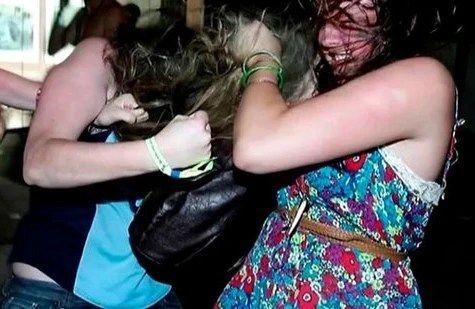 İDDİA: Əri ilə gəzən qadını küçədə bu hala saldı