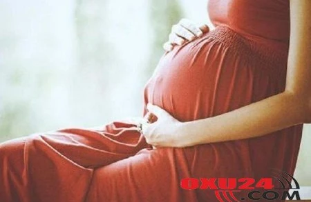 Gənc qadın oynayarkən uşaq dünyaya gətirdi - FOTO