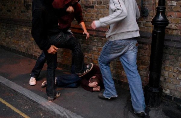 Bakıda insanları təhqir edərək qıza hücum çəkən şəxsin döyülmə anı – YENİ VİDEO