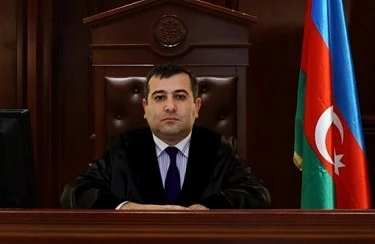 İnsanları incidən hakim işdən qovuldu