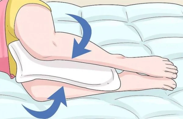 Yatanda ayaqların arasına yastıq qoyun - 5 inanılmaz FAYDASI