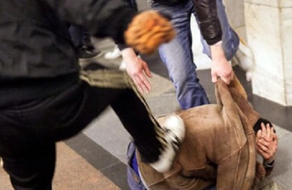 4 kirayənişin 1 nəfərə zor tətbiq etdi, 98 manat aldı