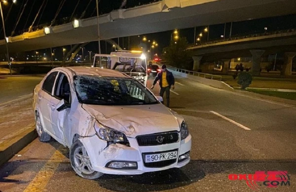 Bakıda avtomobil körpüdən aşdı - sürücü yoxa çıxdı - FOTO