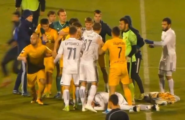 Futbolçular arasında kütləvi dava: yaralılar var