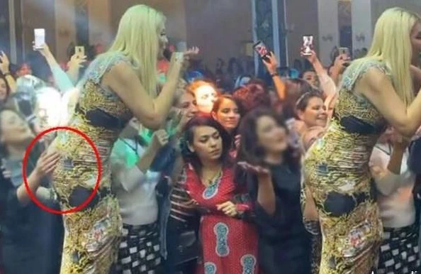 Fanatı səhnədə arxasına toxundu, müğənni özünü itirdi