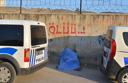 Dəhşət! Meyiti "ölü" yazılmış divarın dibindən tapıldı