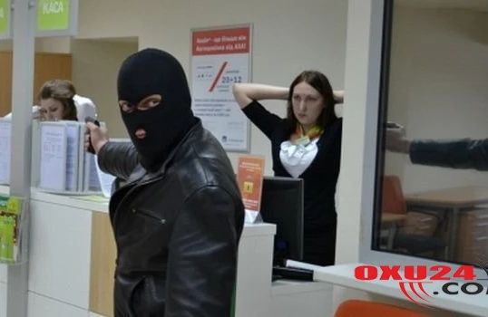 Bakıda marketə basqın oldu: İki işçi bıçaqlandı