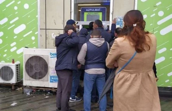 Bakıda bu aparat hamıya PUL PAYLAYIR - Qarşısında uzun növbələr