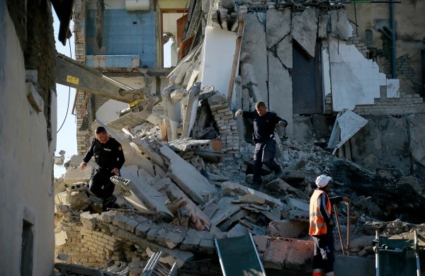 İt zəlzələnin baş verəcəyini əvvəlcədən bilib,görün nə etdi  -  Hər kəs  bu videodan  danışır