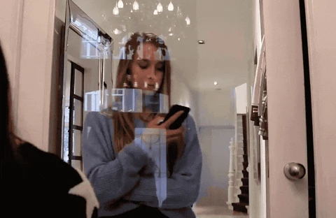 Selfi çəkdirmək istəyən qız binadan aşağı düşdü -Dəhşətli görüntü