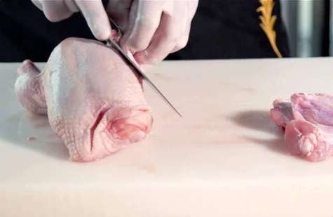 Bakıda əcnəbi tələbə toyuq doğrayarkən qarnını deşdi