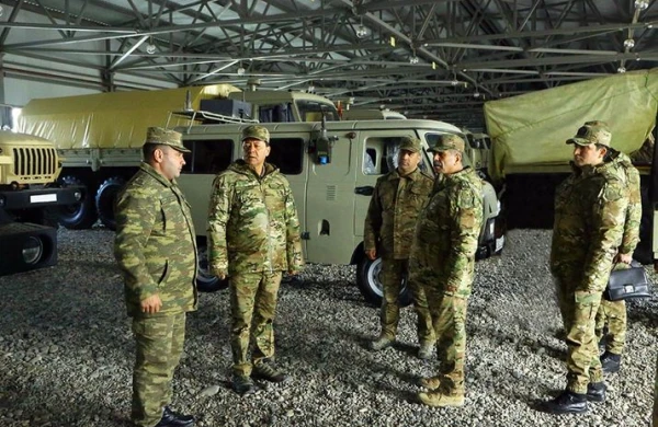 Müdafiə naziri döyüş texnikaların yoxladı: Müharibə başlayır?