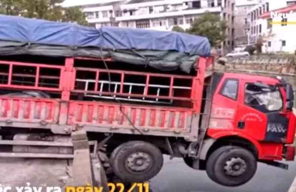 Yük maşını çaya düşdü - Dəhşətli video