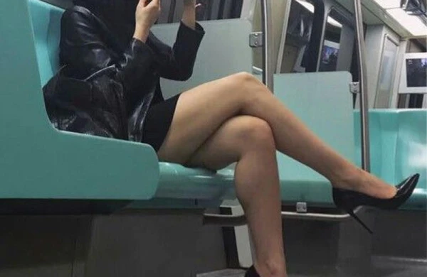 Qadın metroda iki kişiyə təcavüz etdi - Kuryoz olay