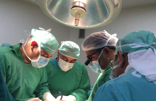 Bakıda 40 yaşlı təkböyrəkli kişiyə süni sidik kisəsi qoyulub