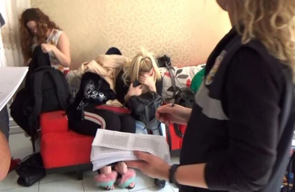 Polis kluba basqın etdi: Fahişələri iş başında tutdu - ANBAAN VİDEO