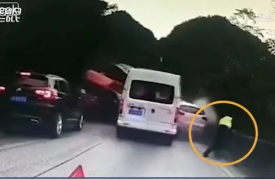 Dəhşətli qəza: Maşın polisi vurub körpüdən atdı