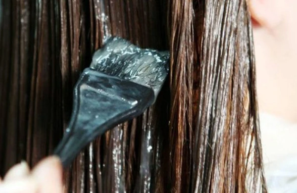 Qadınların diqqətinə: Müntəzəm saç boyamaq bu ölümcül xəstəliyə səbəb ola bilər!