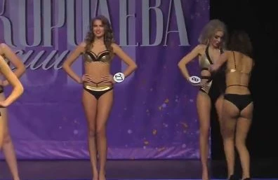 Alt paltarında podiuma çıxan qız  hamımın gözü  qarşısında biabır oldu (VİDEO)